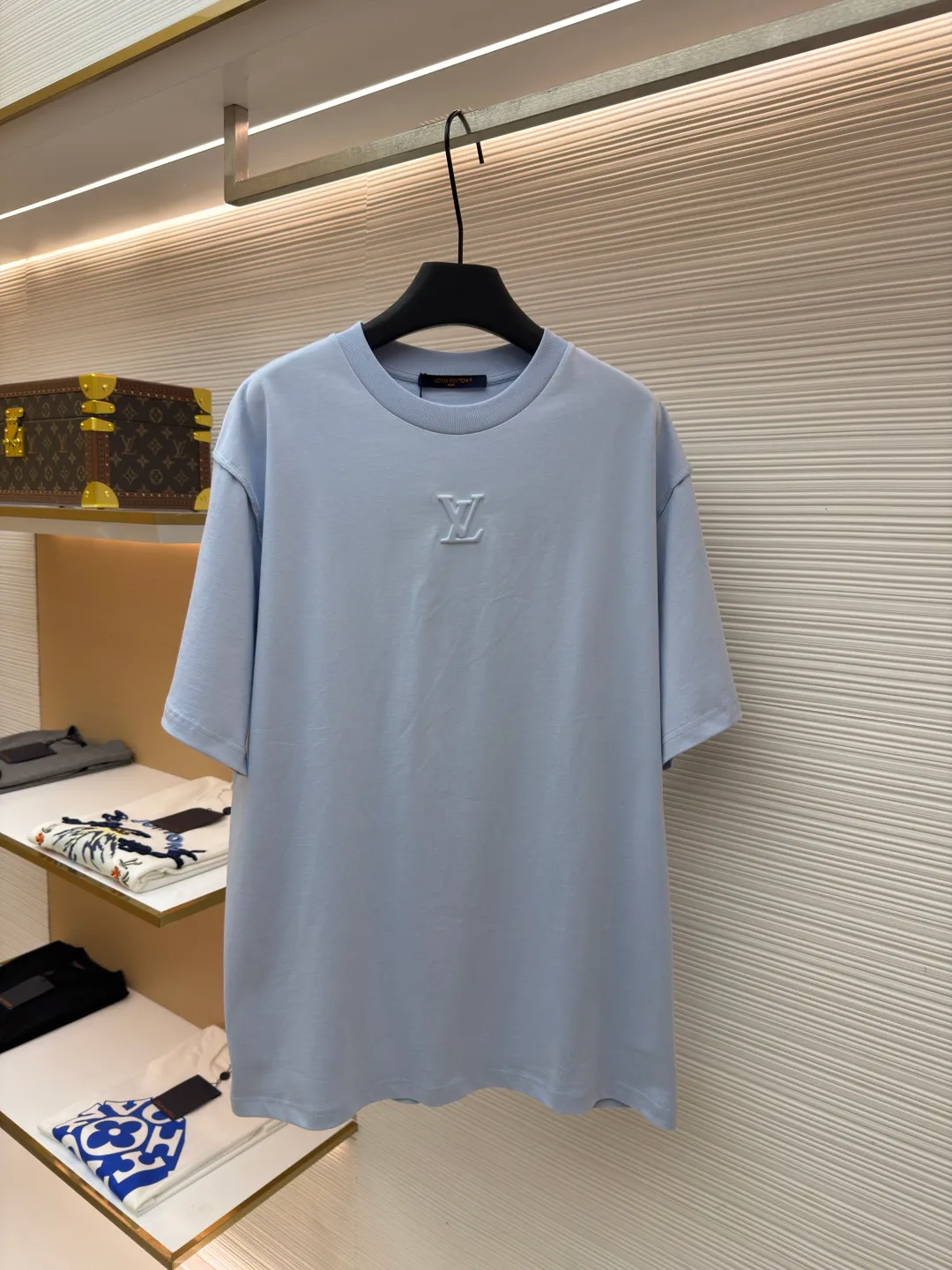LOUISVUITTON embossed small label T-shirt ●Authentic product: purchased and developed by 6311 ●Item number: 1682338-A00 ●Fabric: pure cotton fabric ●Technology: embossed production ●Version: fitted version ●Weight: about 315 grams ●Size: XS-S-M-L ●Description: Fabric is 40S/2 Double-strand smooth cotton plain weave, dust-free wool processing; matching 40s single-strand combed cotton, 280g cylindrical machine rib. The front panel is stamped and filled. After low-temperature stamping with a steel stamp, the inside is filled with foam cotton. The bottom surface is directly sealed with low-temperature hot melt glue at 80 degrees Celsius. The integrated machine operation makes the relief pattern three-dimensional and full and stylish. High-quality products require natural and beautiful products. The overall wiring is straight and delicate, the fabric is comfortable and soft, and the color is consistent without color difference. It can be matched with the same style to create a fashionable look and control various occasions. Customized accessories, complete with three standards, same style for men and women!